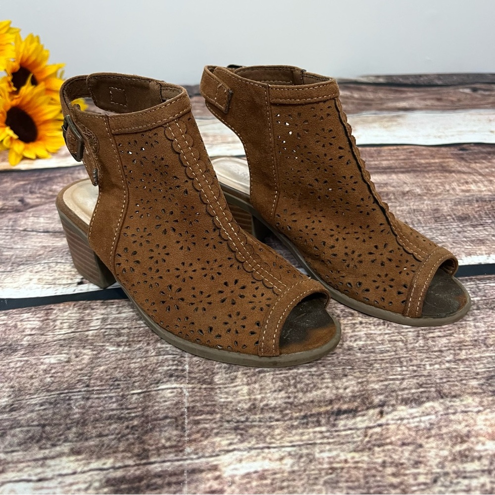 Girls brown shoes by Arizona are in excellent condition. Size 12